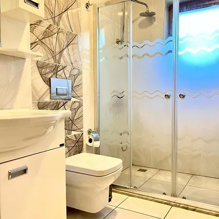 Centrally Located Very Large W Pool Jakuz And Car Park *