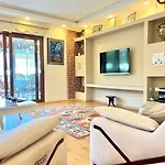 Centrally Located Very Large W Pool Jakuz And Car Park