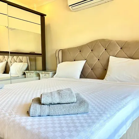 Centrally Located Very Large W Pool Jakuz And Car Park Vilă