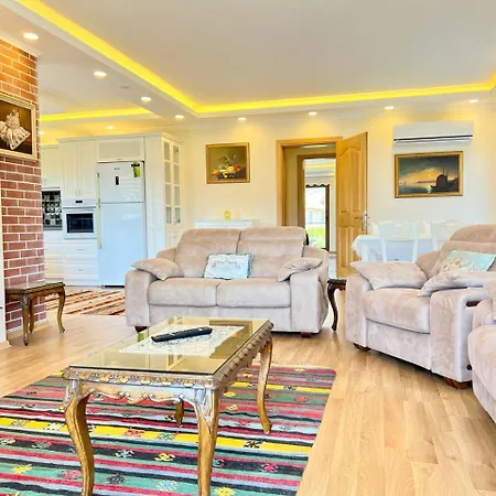 Centrally Located Very Large W Pool Jakuz And Car Park Vilă *
