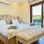 Centrally Located Very Large W Pool Jakuz And Car Park Villa Fethiye
