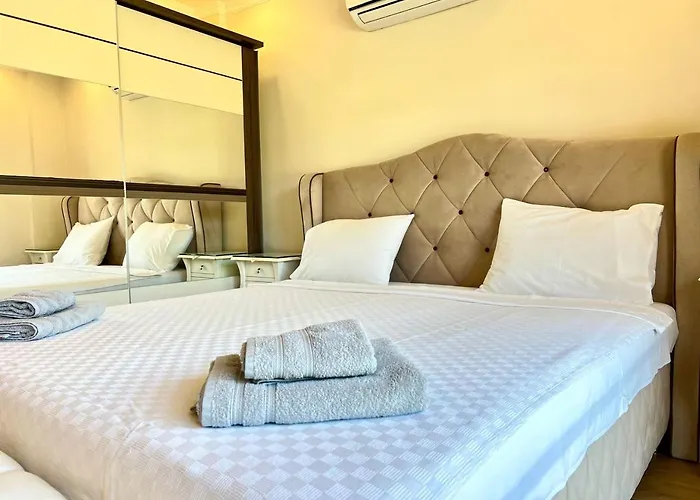 Centrally Located Very Large W Pool Jakuz And Car Park Villa