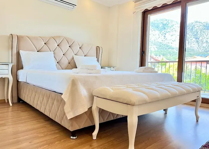 Centrally Located Very Large W Pool Jakuz And Car Park Villa
